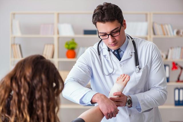 脚崴了怎样消肿止痛快（脚崴了如何消肿止痛）