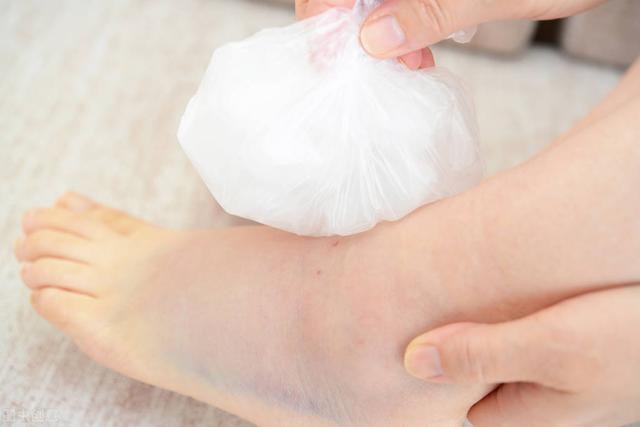 脚崴了怎样消肿止痛快（脚崴了如何消肿止痛）