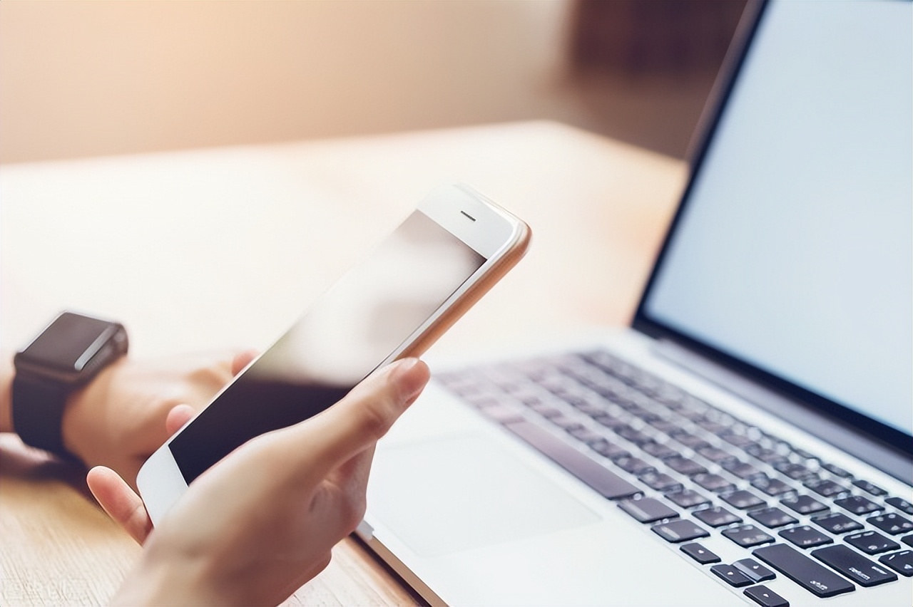 手机怎么投屏到电脑上？这3种方法超级简单，老年人也能轻松学会