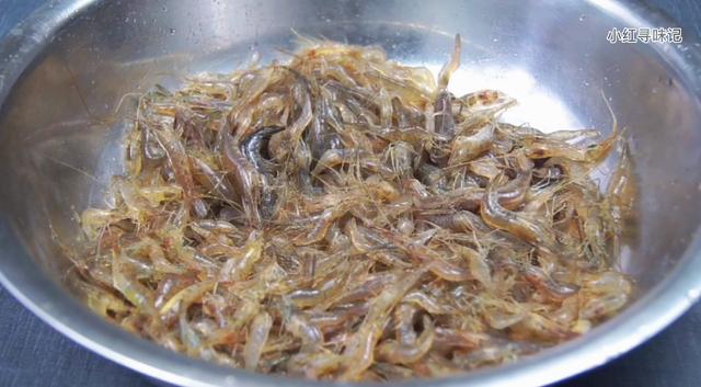 小虾吃什么怎么养活，特别小的小虾吃什么