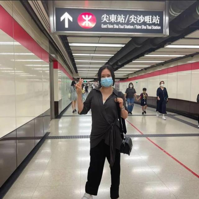 黄色一及片，《蜜桃》三级片女星现身街头吃美食，「无人认得出」