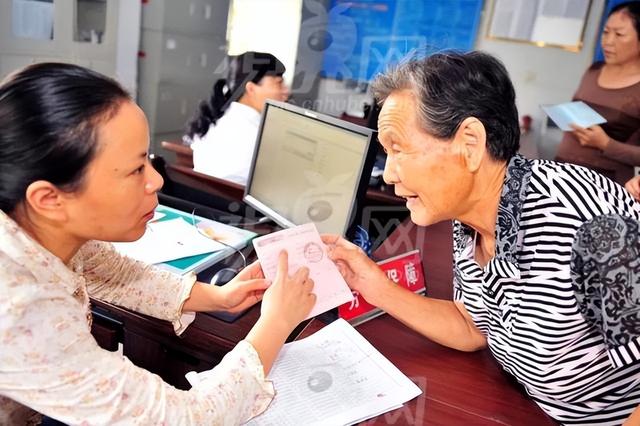 个人保险交15年后每月拿多少钱，交15年养老保险最低能拿多少钱一月