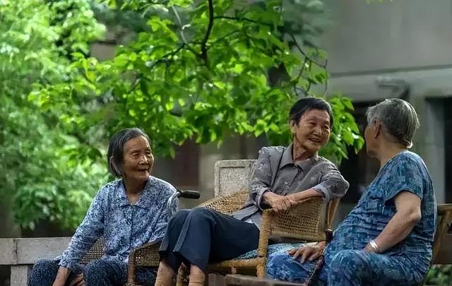 个人保险交15年后每月拿多少钱，交15年养老保险最低能拿多少钱一月