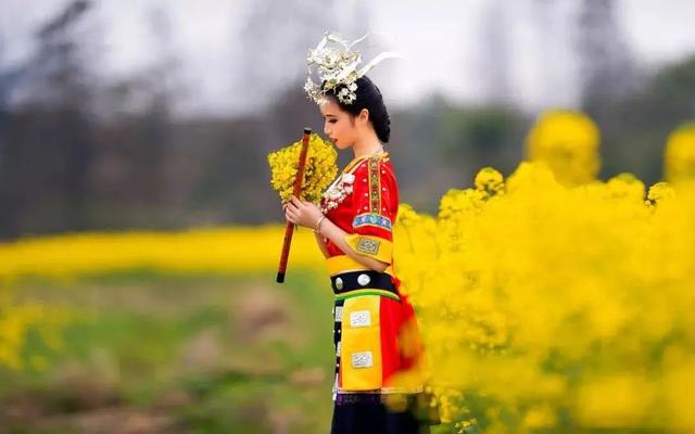 形容阳光正好的唯美句子，阳光正好的唯美句子普通单位交了五险一金有退休工资