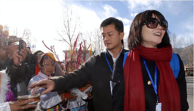 翁帆为97岁杨振宁产下一子是真的吗，翁帆个人资料简历