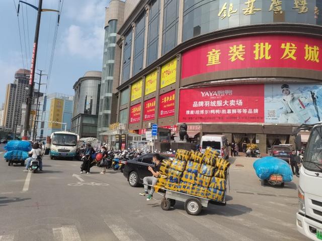 郑州服装批发市场在哪里进货，郑州服装批发市场在哪里有潮流时尚