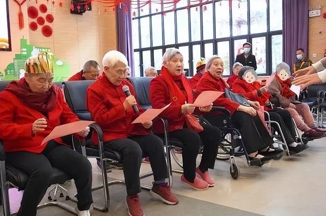 个人保险交15年后每月拿多少钱，交15年养老保险最低能拿多少钱一月