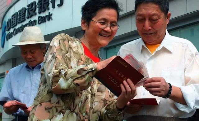 个人保险交15年后每月拿多少钱，交15年养老保险最低能拿多少钱一月