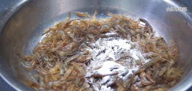 小虾吃什么怎么养活，特别小的小虾吃什么