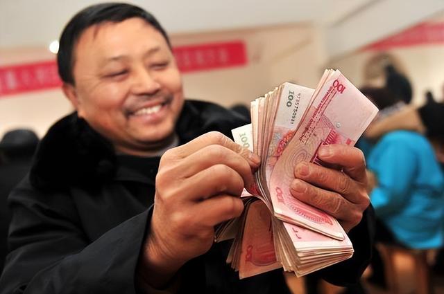 个人保险交15年后每月拿多少钱，交15年养老保险最低能拿多少钱一月