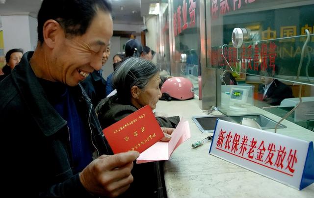 个人保险交15年后每月拿多少钱，交15年养老保险最低能拿多少钱一月