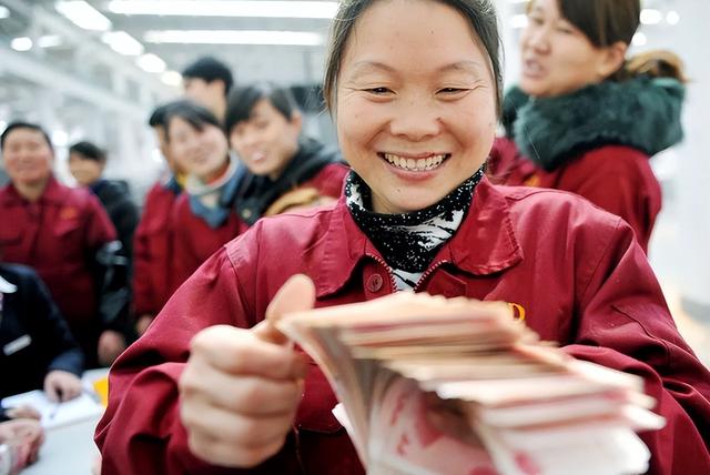 个人保险交15年后每月拿多少钱，交15年养老保险最低能拿多少钱一月