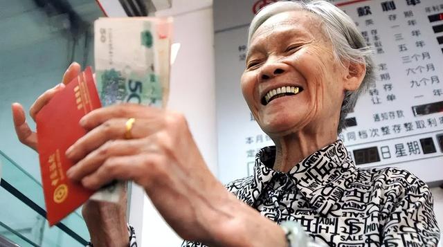 个人保险交15年后每月拿多少钱，交15年养老保险最低能拿多少钱一月