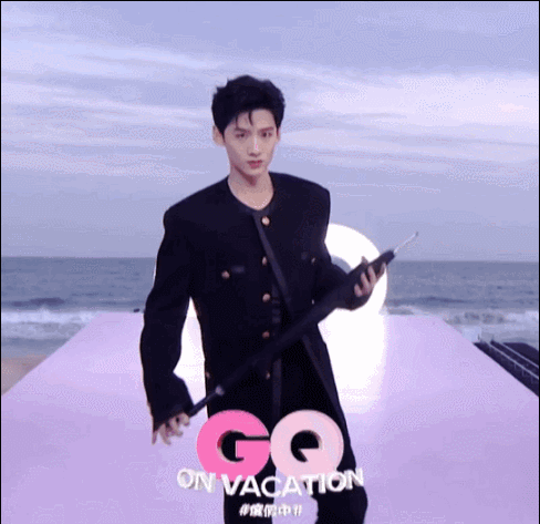 青娱极品盛宴国产精品分类，GQ盛典：baby美背惊艳全场，金晨抹胸高开叉，周冬雨小身材大气势