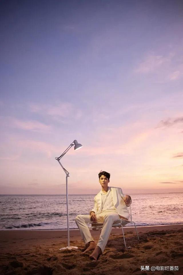 青娱极品盛宴国产精品分类，GQ盛典：baby美背惊艳全场，金晨抹胸高开叉，周冬雨小身材大气势