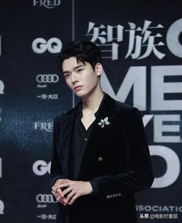 青娱极品盛宴国产精品分类，GQ盛典：baby美背惊艳全场，金晨抹胸高开叉，周冬雨小身材大气势