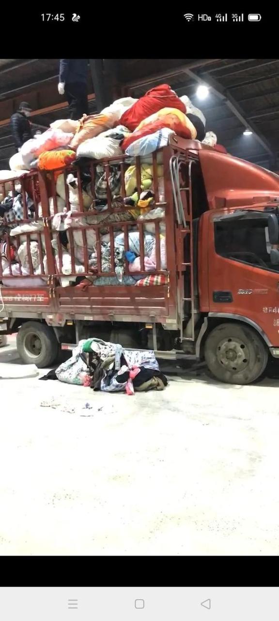 一吨衣服五百元哪批发，衣服一吨500元的厂家批发这么回事