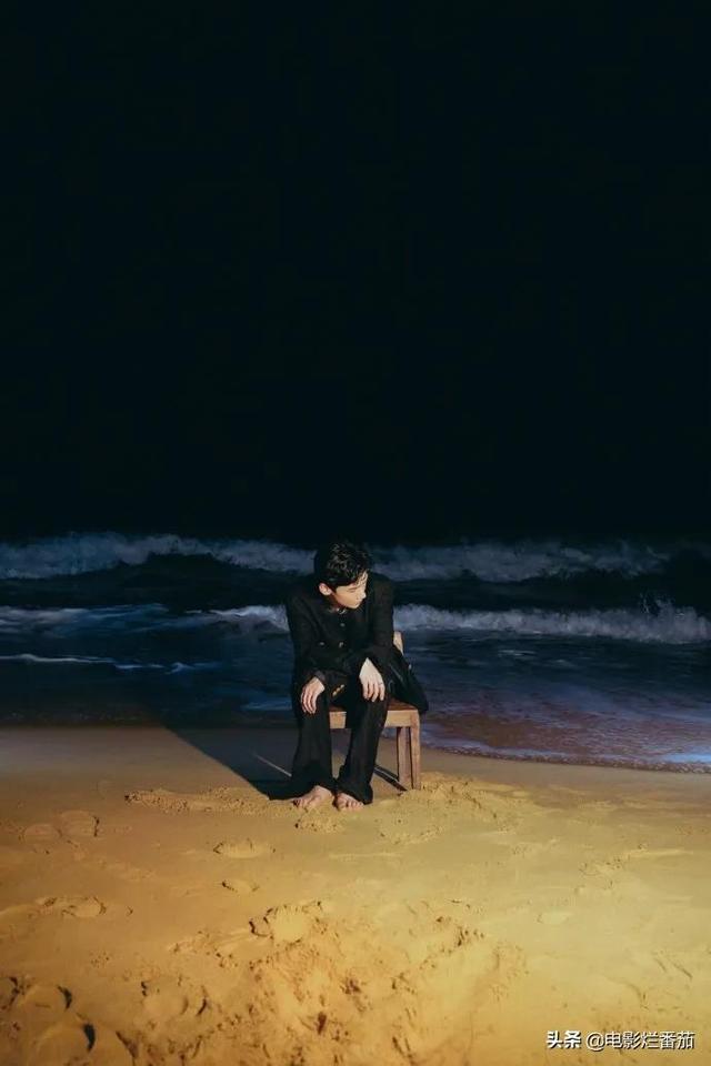 青娱极品盛宴国产精品分类，GQ盛典：baby美背惊艳全场，金晨抹胸高开叉，周冬雨小身材大气势