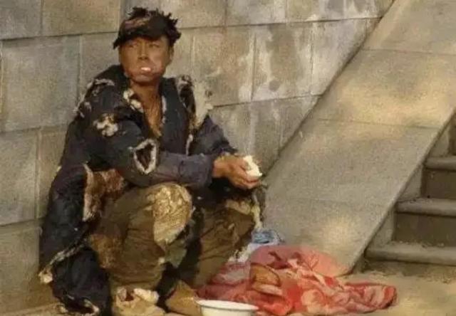 乞丐图片拿碗的图片女原图，乞丐图片拿碗的图片女最火老太太