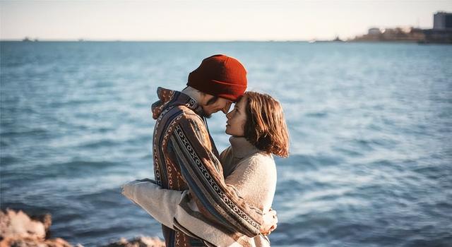 两对情侣一起出去玩合适吗图片，两对情侣一起出去玩合适吗英文