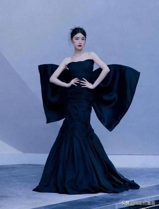 青娱极品盛宴国产精品分类，GQ盛典：baby美背惊艳全场，金晨抹胸高开叉，周冬雨小身材大气势