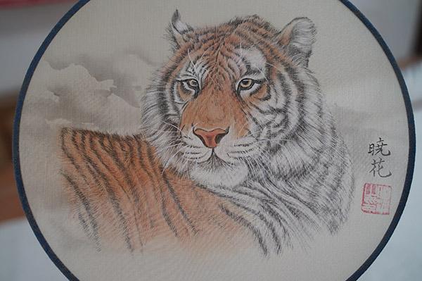 兴平女教师妙手画团扇 栩栩如生 灵气逼人