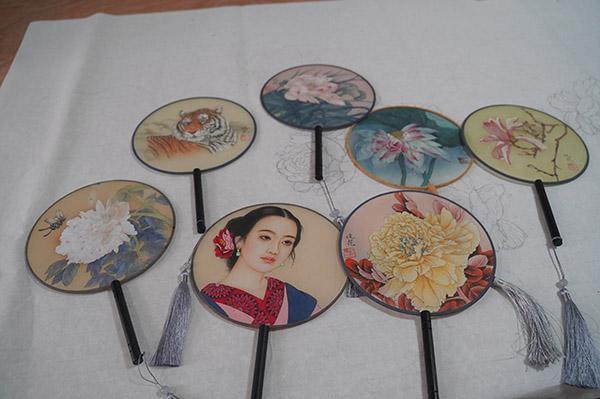 兴平女教师妙手画团扇 栩栩如生 灵气逼人