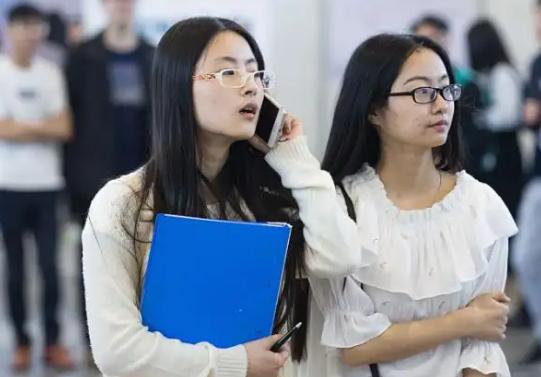 “延迟退休”已经敲定？或将实行渐进式落实，这2类人心情复杂