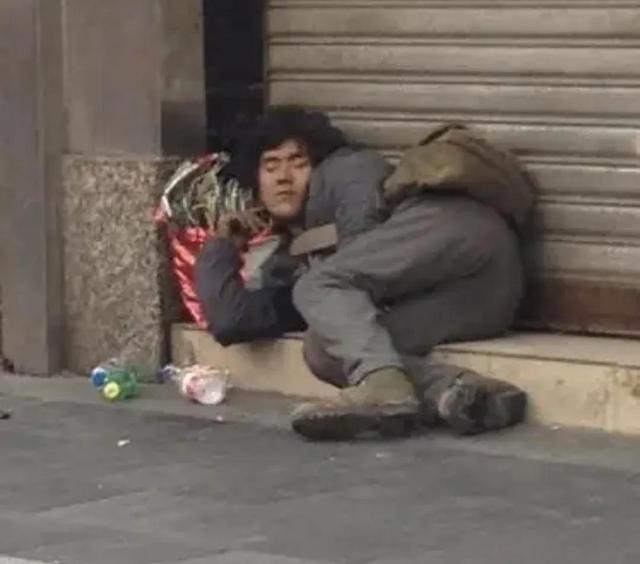 乞丐图片拿碗的图片女原图，乞丐图片拿碗的图片女最火老太太