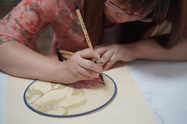 兴平女教师妙手画团扇 栩栩如生 灵气逼人