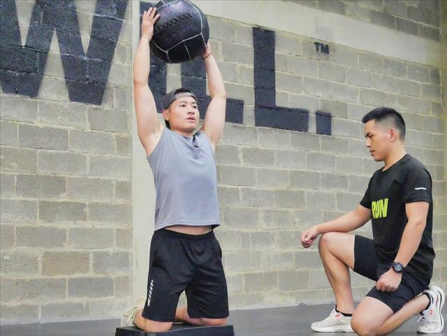 女人练深蹲男人要完蛋视频,男人怎么练深蹲视频