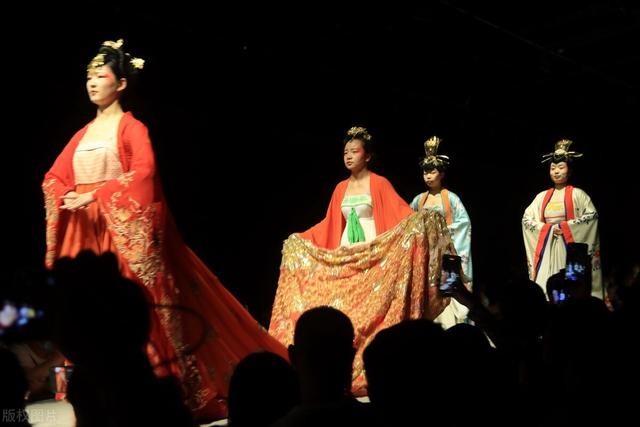 敦煌壁画十二仙女图介绍作品，敦煌壁画十二仙女图介绍官网