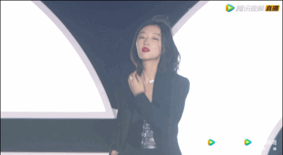 青娱极品盛宴国产精品分类，GQ盛典：baby美背惊艳全场，金晨抹胸高开叉，周冬雨小身材大气势