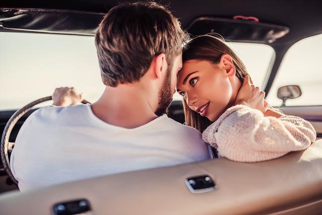 两对情侣一起出去玩合适吗图片，两对情侣一起出去玩合适吗英文