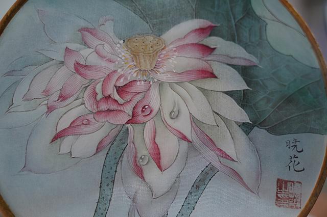 兴平女教师妙手画团扇 栩栩如生 灵气逼人