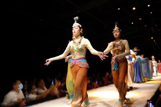 敦煌壁画十二仙女图介绍作品，敦煌壁画十二仙女图介绍官网