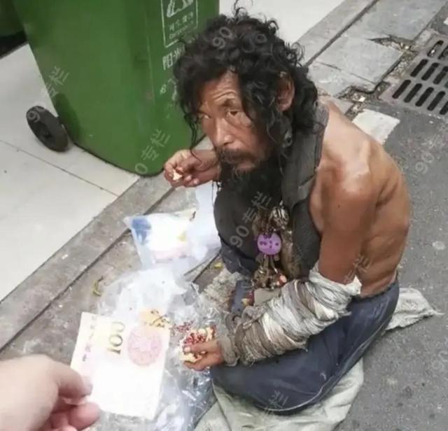 乞丐图片拿碗的图片女原图，乞丐图片拿碗的图片女最火老太太