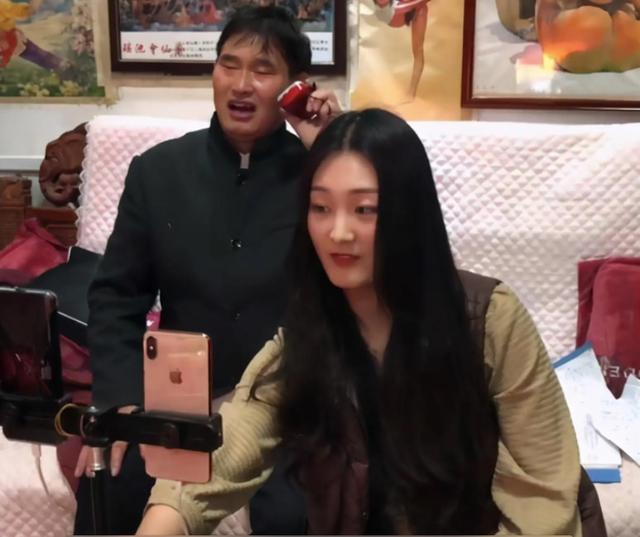 朱之文搂着于文华，朱之文和于文华怎么回事