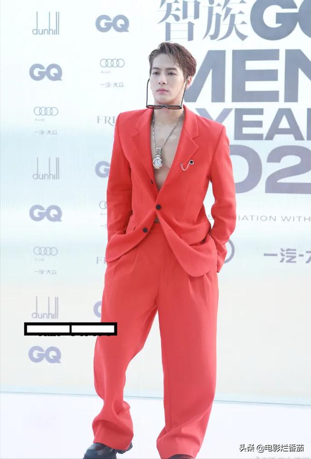 青娱极品盛宴国产精品分类，GQ盛典：baby美背惊艳全场，金晨抹胸高开叉，周冬雨小身材大气势