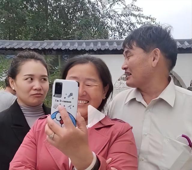 朱之文搂着于文华，朱之文和于文华怎么回事