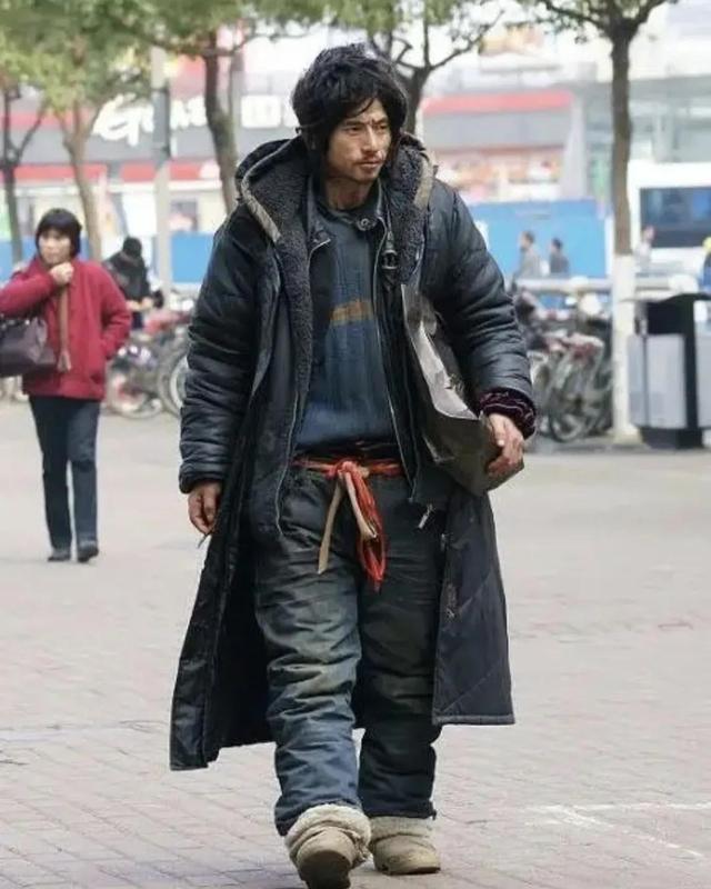 乞丐图片拿碗的图片女原图，乞丐图片拿碗的图片女最火老太太