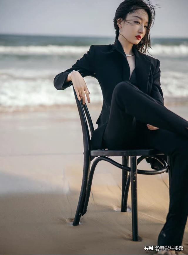 青娱极品盛宴国产精品分类，GQ盛典：baby美背惊艳全场，金晨抹胸高开叉，周冬雨小身材大气势