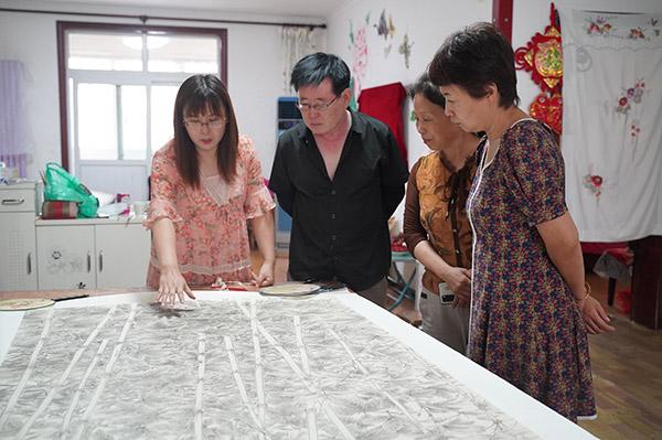 兴平女教师妙手画团扇 栩栩如生 灵气逼人