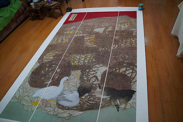 兴平女教师妙手画团扇 栩栩如生 灵气逼人