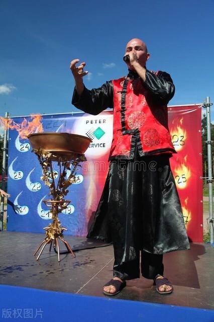 贾平凹是读凹还是凹,叫贾平凹还是贾平凹