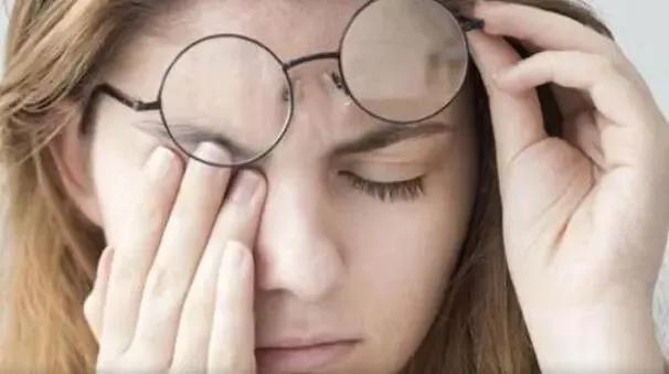 女人右眼皮跳是吉还是凶怎么化解，女人右眼皮跳是什么吉凶