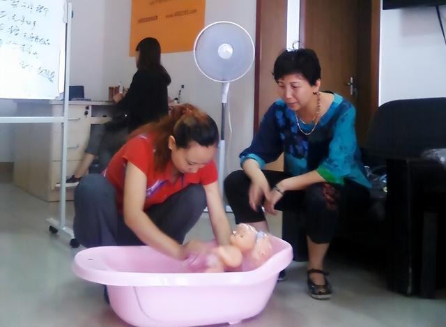 9岁独居老人诚聘住家保姆联系电话,69岁独居老人诚聘住家保姆上海"