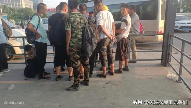 急招小件搬运工日结300,招小件搬运工一天300包住