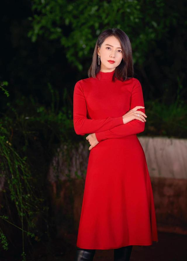 高圆圆才是穿搭高手，针织衫印花连衣裙，小肚腩大屁股都藏起来