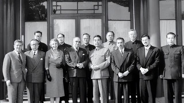 954年第一届国务院产生，除周总理外，还有12位副总理，都是谁？"